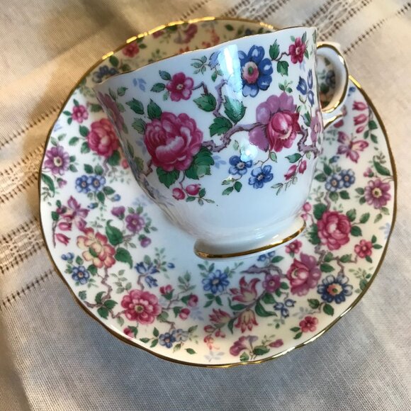 Vintage Royal Victoria Floral Teacup & Saucer - Picture 3 of 4